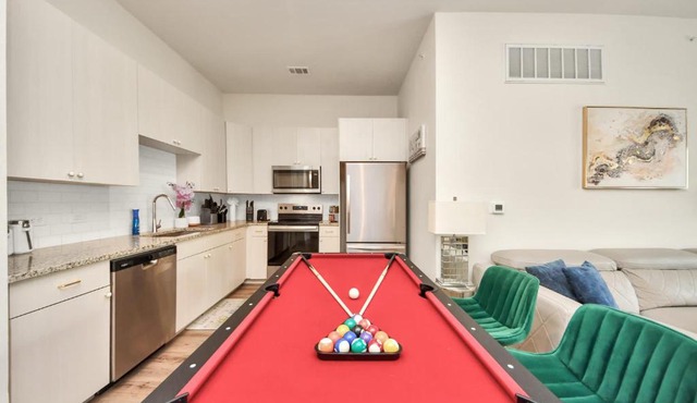 Luxury 2BR King Beds Pool Table & Arcade Hospital