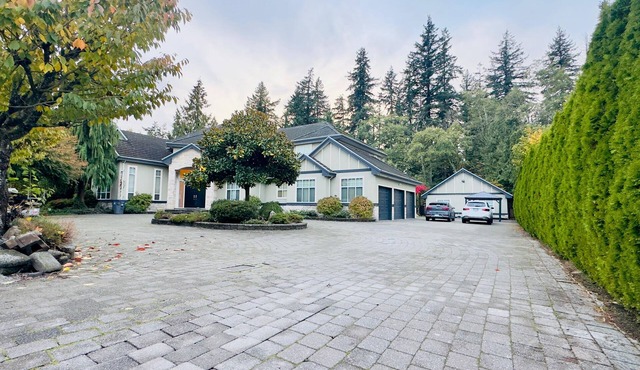 Luxury 6 bedroom home with 5 full baths - 12-15 people. Close to all amenities