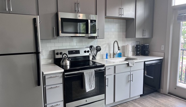✨Luxury Condo - Walking Distance to Optimist Hall✨