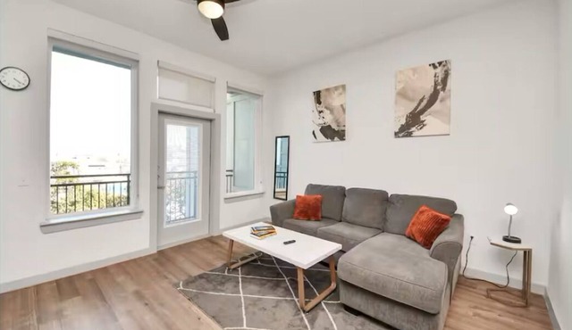 Luxury Gold Heights 1BR w- Skyline Views