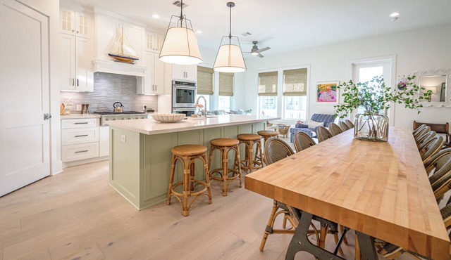 Luxury High-End Family Retreat, Elevator, Sleeps 14, 14-Seat Dining Table