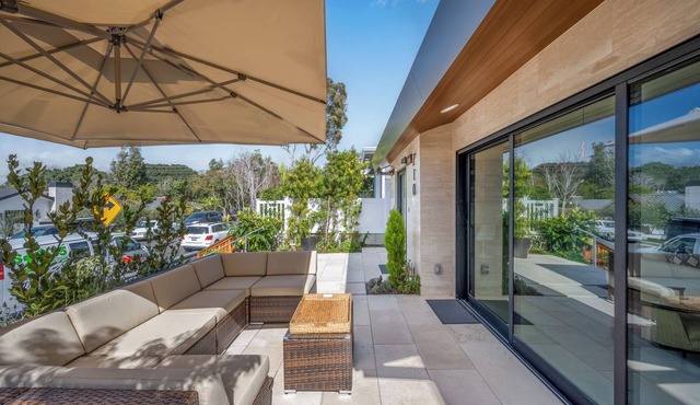 Luxury Home in Corona Del Mar Near Shops & Dining