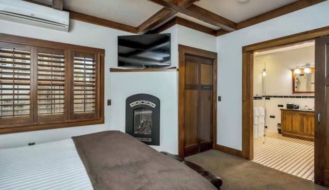 Luxury King Room Minutes from Downtown Calistoga. Fireplace and Spa Bathroom!