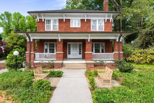 Luxury Large Home - Family Home - Big Fenced Yard