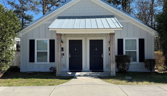 Luxury Lodging, Lakefront View ,King Bed w/Private Bath, Private Patio.