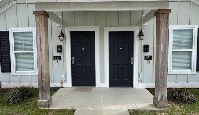 Luxury Lodging, Lakefront View, 2 Queen Bed w/Private Bath, Private Patio.