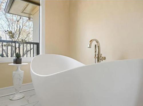 Luxury Mansion Available with Pool, Gym & More