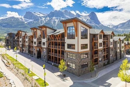 Luxury Mountain Haven Views Hot Tub Patio Spacious Quiet Central