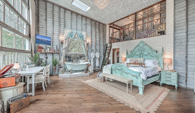 Luxury Treehouse Retreat near Charleston with Loft Pet friendly