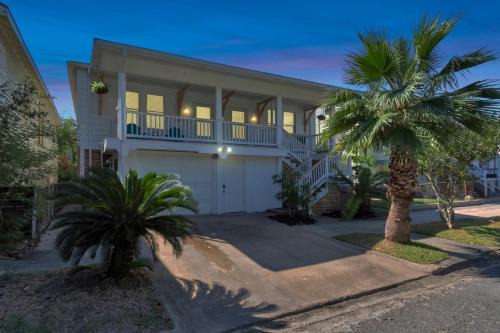 M Avenue Trio Whole Historic Triplex Sleeps 19 Walk to Galveston Beach