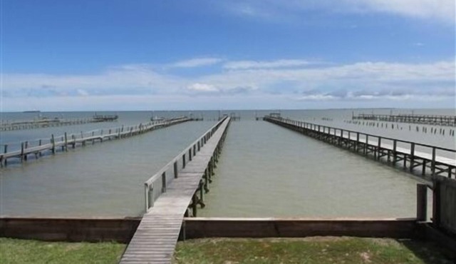 Mac's Place. 4 Bedroom, Three Bath. Private Fishing Pier.