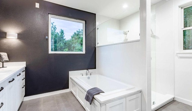 Massive Compound w Pool & Hot tub, Near Rainey St