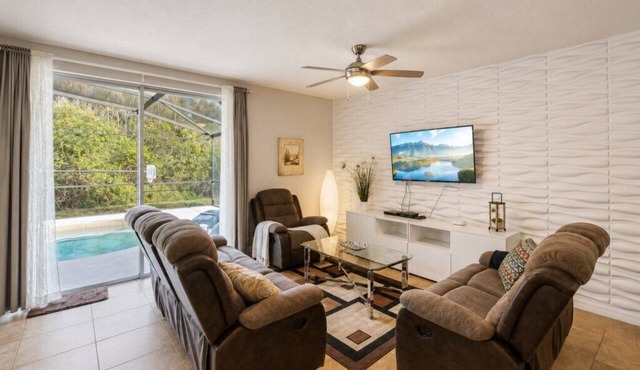 Meadow Manor - 10 Mins to Disney! - No Rear Neighbors, Covered Lanai