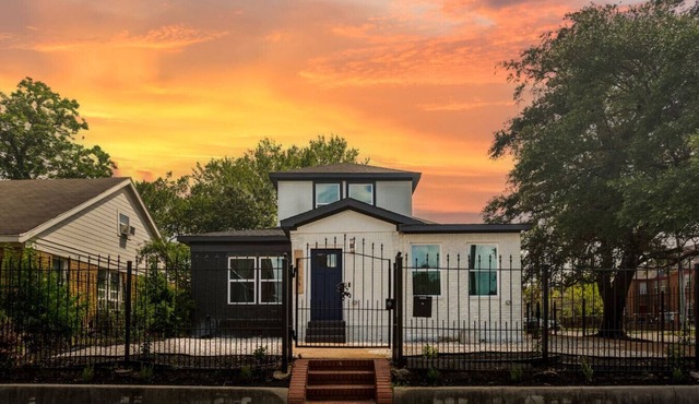 Med Center 5BR Duplex | Gated, Near NRG, TMC