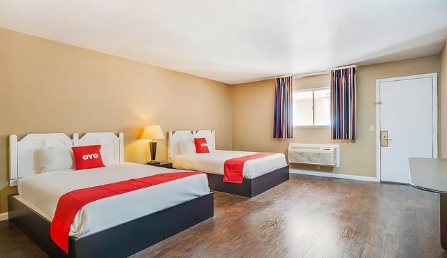 Minutes to Ackley Park! FREE Parking, Elk City Golf and Country Club