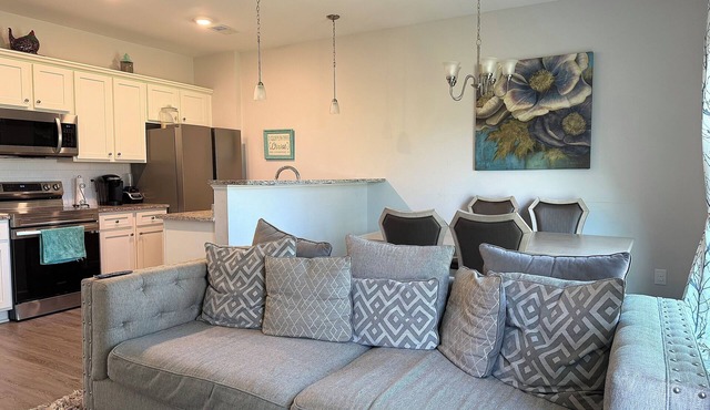 Minutes to Fort Jackson! Family Friendly 3-bed Townhome - Sleeps 5 w/King Bed