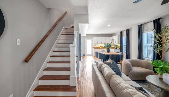 Modern 2BR Home With King Beds Near Downtown