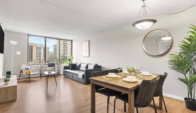 Modern Apt Walkable to Metro