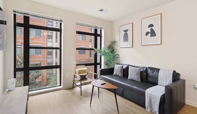 Modern Arlington Apt | Pool Gym | Prime Location