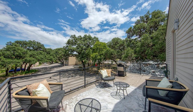 Modern Austin Retreat, 3 miles from Downtown, Walk to Restaurants