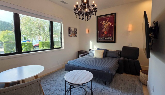 Modern bright & airy studio located in trendy Beverlywood close to Beverly Hills