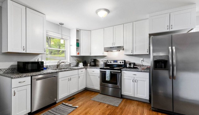 Modern Charm & Garden View sleeps 6