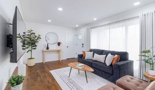 Modern Comfort 3BDR Near DTW & Downtown Detroit
