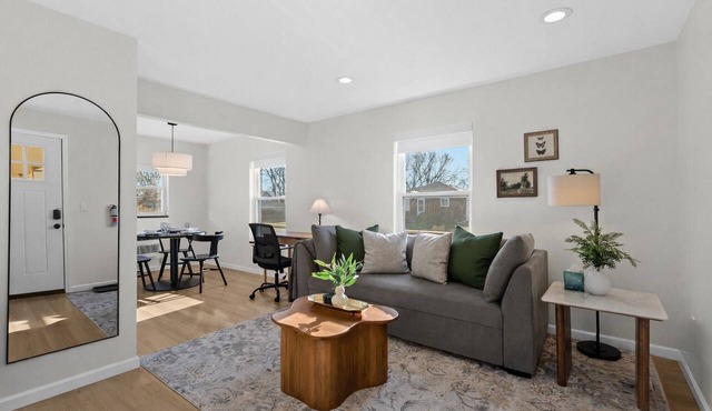 Modern & Cozy 1BR Lower