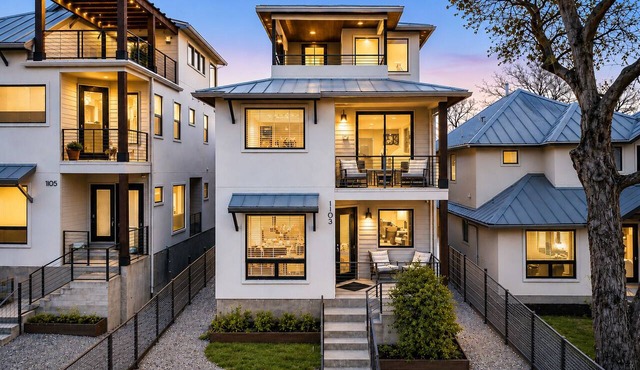 Modern East Central Downtown Group Home - Rooftop Patio - Walkable - Sleeps 14
