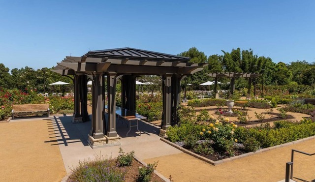 Modern Family Unit! Pool, On-site Restaurant, Near Attractions