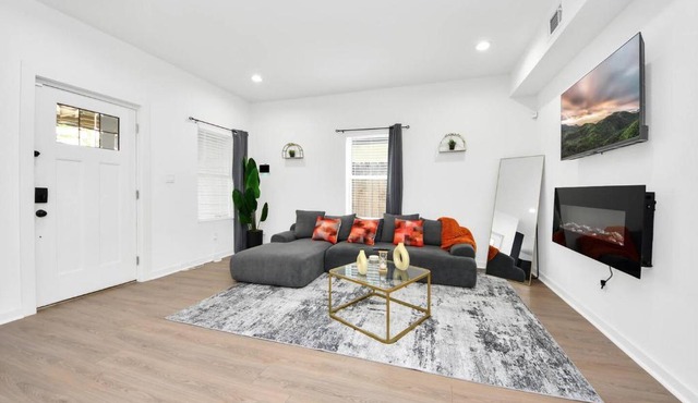 Modern Houston Retreat Near TMC and NRG Sleeps 8