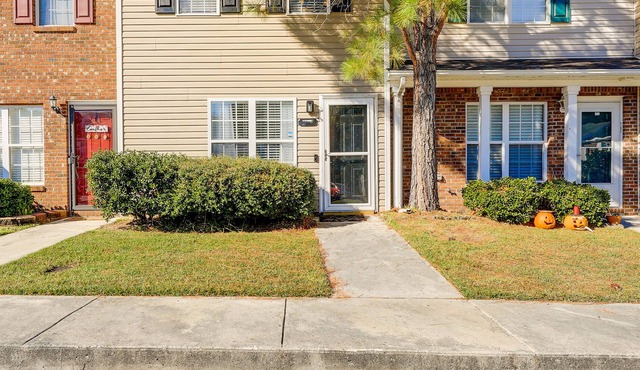Modern Jacksonville Townhome: Patio, Pet Friendly!