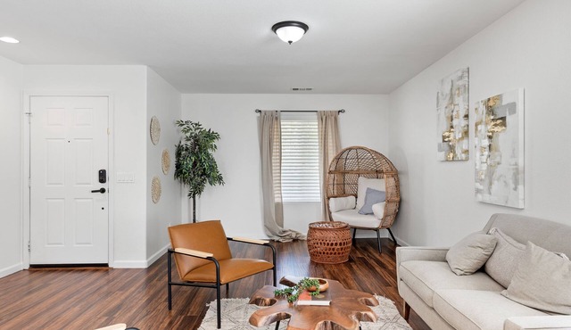 Modern | King, Queens | Spacious w/Stocked Kitchen