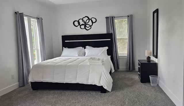 Modern Luxury 4 Bedroom Home Near Downtown Dallas Sleeps 10.