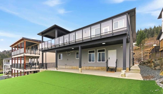 Modern Mountain View Suite with Covered Patio