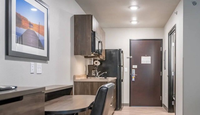 Modern Suite w/Kitchen – Experience Ultimate Comfort in Redding