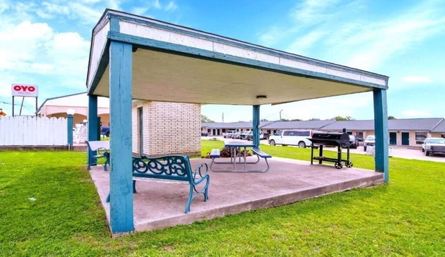 Modern Unit Near SUBWAY – Pet Friendly, Outdoor Pool & Free On‑site Parking