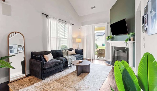 Modern Upscale Farmhouse- in Uptown CLT!