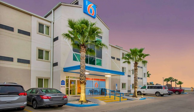 Motel 6 Eagle Pass, TX - Lakeside