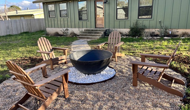 Ms Dot’s 290 Wine Trail Farmhouse-Downtown- Fire Pit - Covered Patio