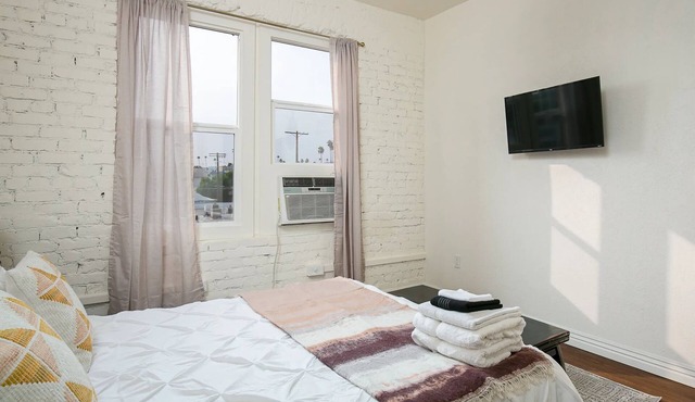 Near DTLA! Classic Studio for 2!