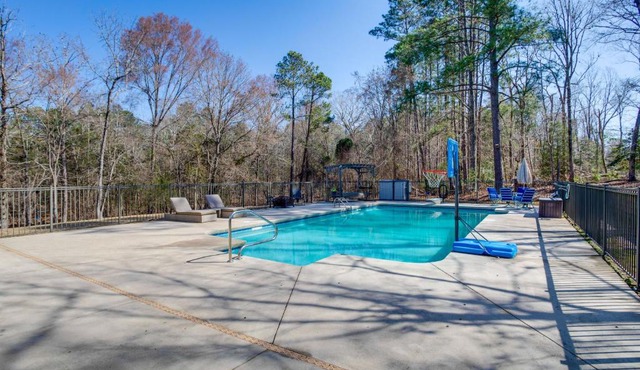 Near Lake Murray: Family Getaway w/Screened Porch