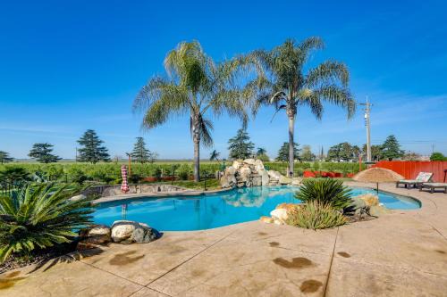 Near Wineries: Elk Grove Getaway w/Saltwater Pool