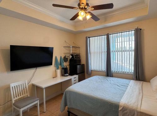 NEW Beach Escape - Queen Studio near Naples