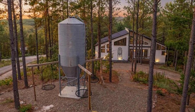 New Cabin w Hot Tub + Views Sleeps 12