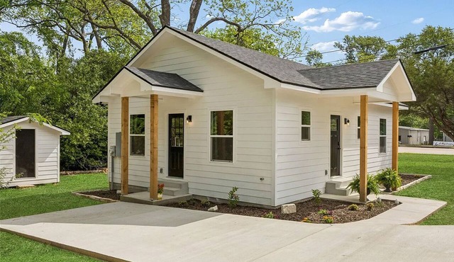 New Cottage ½ Mile to First Monday Trade Days Sleeps 6
