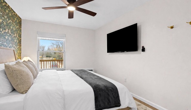 New!Cozy 1BR Upper in Eastpointe