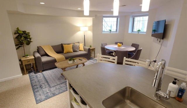 NEW On the Park! 2 bed Apt, Walk to Capitol & Parking!