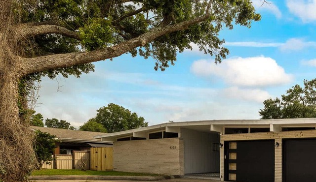 Newly Renovated 6BR 3BA Port Arthur Home with Hot Tub