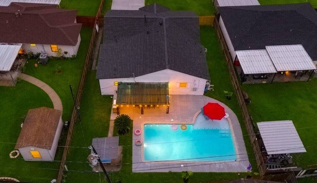 Newly updated Home with Pool, Patio, BBQ! 5BR 3BA 10mi from Downtown Sleeps 15